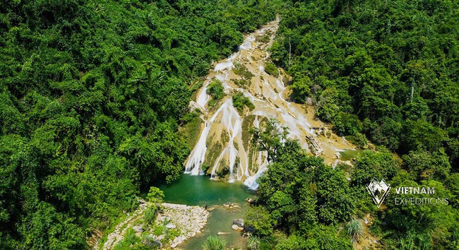 Cách Hà Nội 129km, thác 3 tầng đẹp ngất ngây, đến là mê! - Ảnh 1.