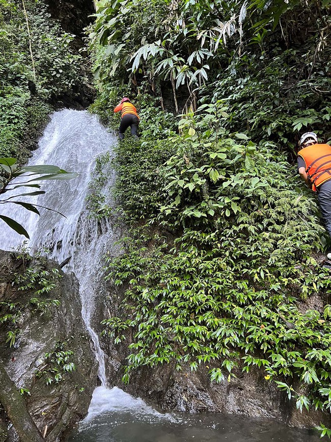 Cách Hà Nội 129km, thác 3 tầng đẹp ngất ngây, đến là mê! - Ảnh 5.