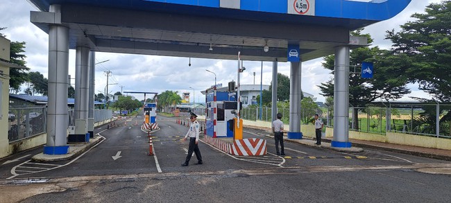 Nhà xe của một đơn vị quân đội ở sân bay Pleiku xảy ra cháy lớn - Ảnh 4.