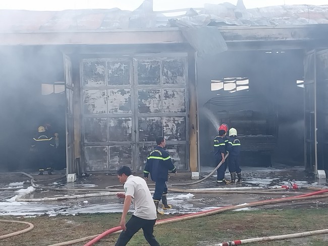 Nhà xe của một đơn vị quân đội ở sân bay Pleiku xảy ra cháy lớn - Ảnh 3.