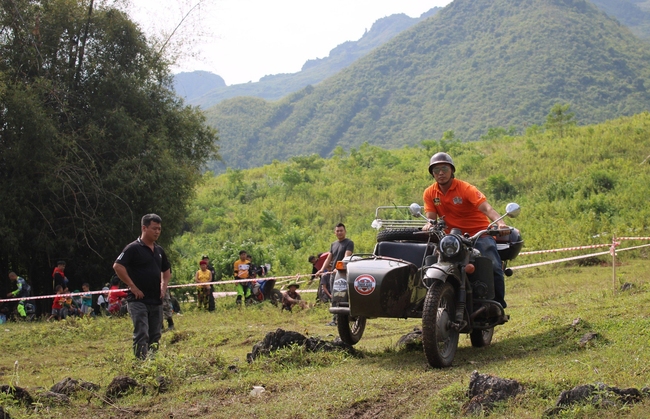 Hà Giang: Trình diễn mô tô, ô tô mạo hiểm “Tinh thần đá” - Ảnh 2.