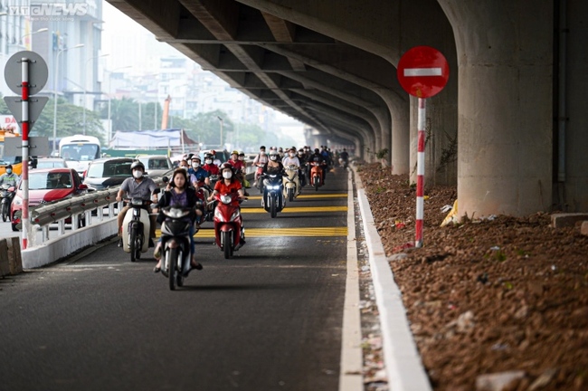 Hà Nội cho lưu thông một chiều tuyến đường tạm trên dải phân cách giữa đường Nguyễn Xiển   - Ảnh 1.