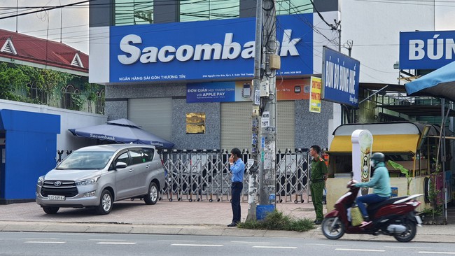 2 thanh niên nghi cầm vật giống súng, cướp chi nhánh ngân hàng Sacombank ở TP.HCM - Ảnh 1.