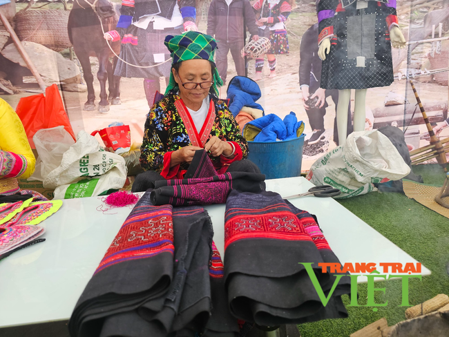 Tủa Chùa: Bảo tồn nghề dệt, thêu truyền thống của người dân tộc Mông   - Ảnh 1.