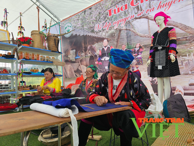Tủa Chùa: Bảo tồn nghề dệt, thêu truyền thống của người dân tộc Mông   - Ảnh 2.