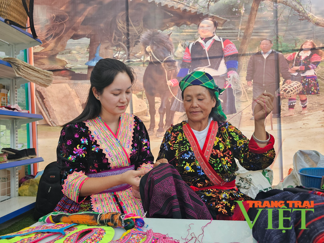 Tủa Chùa: Bảo tồn nghề dệt, thêu truyền thống của người dân tộc Mông   - Ảnh 4.