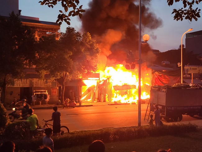 Thủ tướng chia buồn với gia đình nạn nhân vụ cháy khiến 3 mẹ con tử vong ở Hà Nội - Ảnh 1.