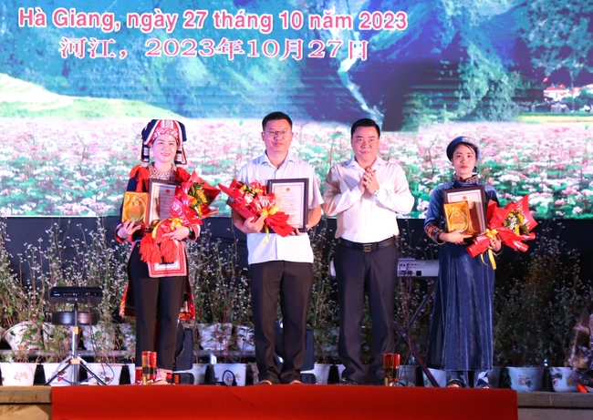 Hà Giang: Khai mạc không gian hàng trưng bày sản phẩm tiêu biểu vùng Đông Bắc - Ảnh 9.