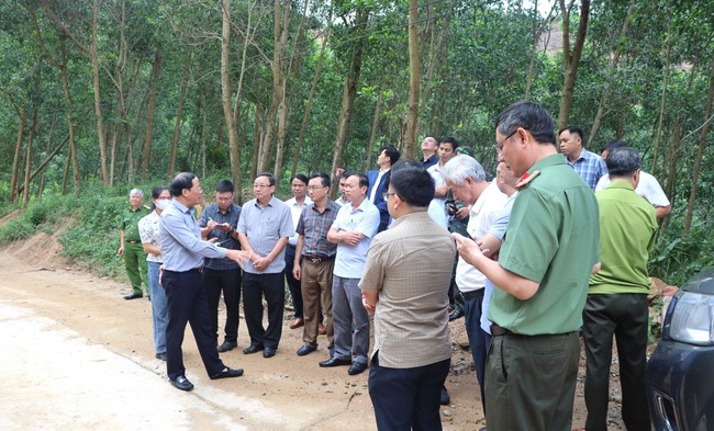 Chủ tịch Bình Định yêu cầu một Sở 'rút kinh nghiệm' khi làm đường vào mùa mưa - Ảnh 1.