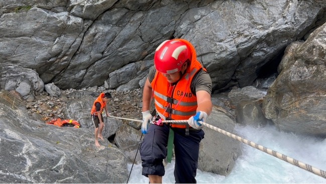 Ứng cứu thành công người ngoại quốc bị mắc kẹt tại thác nước ở Đà Nẵng - Ảnh 1.