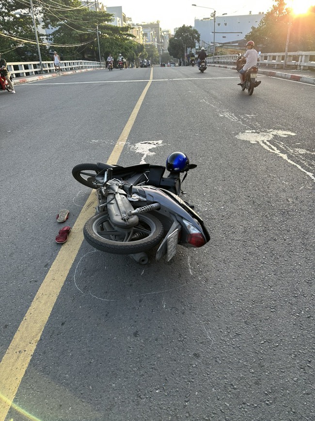 TP.HCM: Nam sinh lái xe máy tông văng người phụ nữ đi bộ qua đường, 1 người tử vong - Ảnh 1.