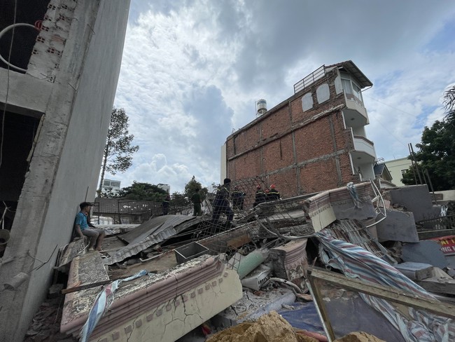 Vụ căn nhà ở Bình Thạnh, TP.HCM bị sập, vùi lấp nhiều người: Căn nhà bên cạnh cũng bị nghiêng - Ảnh 2.