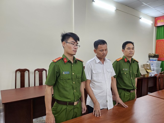 Nam nhân viên bảo dưỡng máy bay ở Tân Sơn Nhất giúp sức cho đồng bọn buôn lậu 600 iPhone 14 Promax - Ảnh 1.