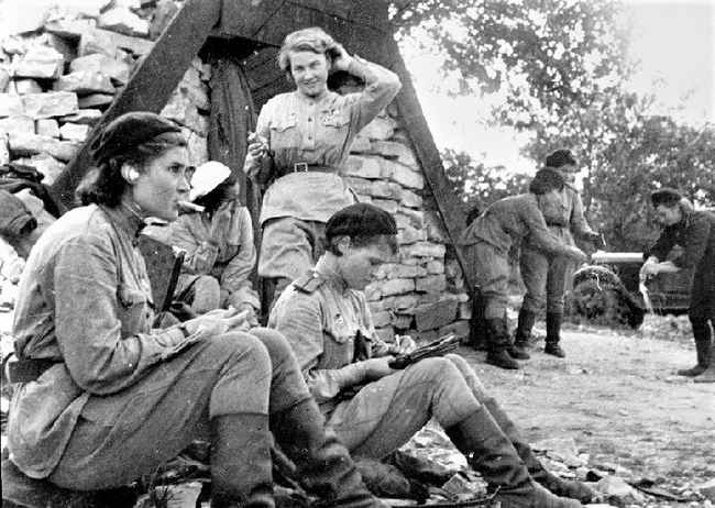 Những nỗi khổ “hữu danh, hữu hình” của các nữ quân nhân trong Chiến tranh Vệ quốc - Ảnh 4.