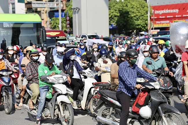 Ùn ứ tại Ngã Tư Sở, Ngã Tư Vọng, hết 2, 3 nhịp đèn đỏ người dân chưa qua được nút giao - Ảnh 9.