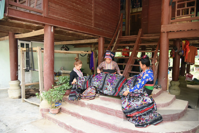 Lưu giữ nghề dệt thổ cẩm của người Lào ở Điện Biên   - Ảnh 2.