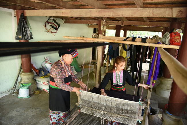 Lưu giữ nghề dệt thổ cẩm của người Lào ở Điện Biên   - Ảnh 4.
