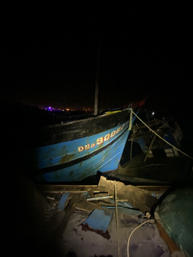 Tàu cá bị cháy trơ khung lúc rạng sáng tại Đà Nẵng - Ảnh 1.