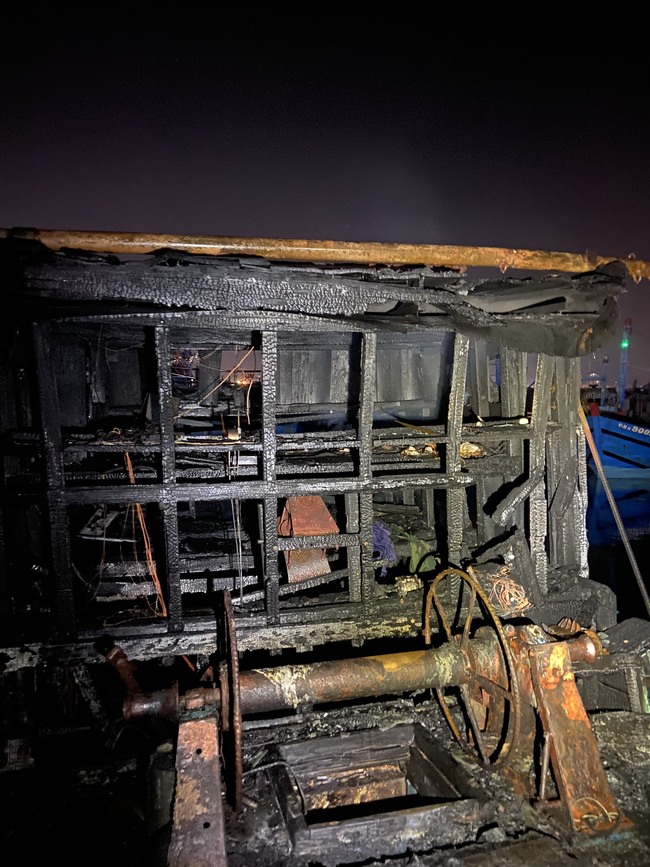 Tàu cá bị cháy trơ khung lúc rạng sáng tại Đà Nẵng - Ảnh 2.