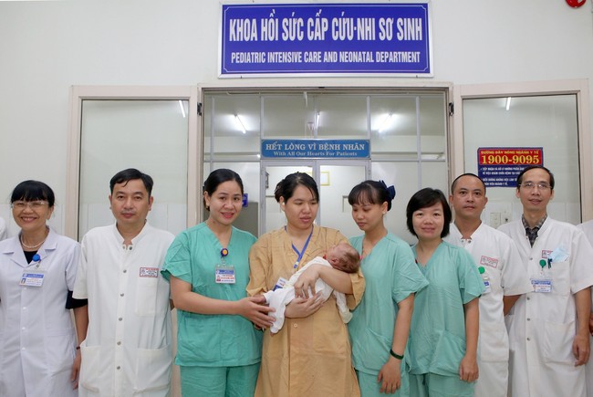 Bệnh viện Trung ương Huế sử dụng kỹ thuật cao cứu sống hai trẻ sơ sinh mắc bệnh nguy kịch - Ảnh 1.