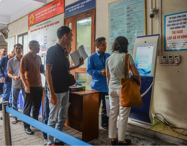 Hà Nội: Hai huyện nào vừa được ủy quyền làm thủ tục cấp, đổi giấy phép lái xe? - Ảnh 1.