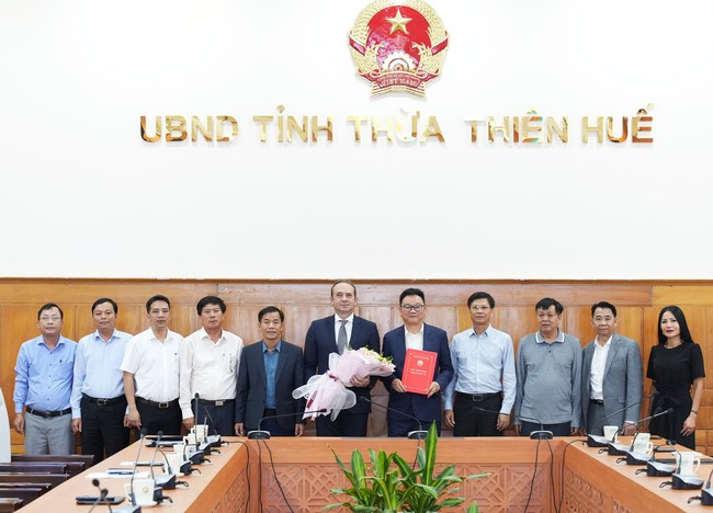 Thừa Thiên Huế trao giấy chứng nhận đầu tư dự án gần 2.200 tỷ đồng  - Ảnh 1.