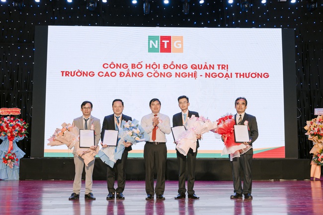 Ra mắt Trường Cao đẳng Công nghệ - Ngoại thương - Ảnh 2.