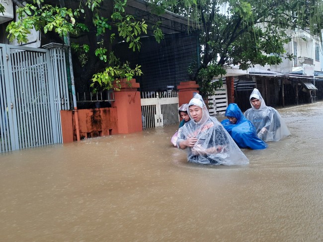 TT-Huế yêu cầu kiên quyết sơ tán dân tại những nơi nguy hiểm trước cảnh báo mưa lũ trên diện rộng  - Ảnh 1.