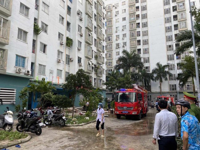Chung cư bất ngờ cháy, cư dân tìm đường thoát nạn tại Đà Nẵng - Ảnh 2.