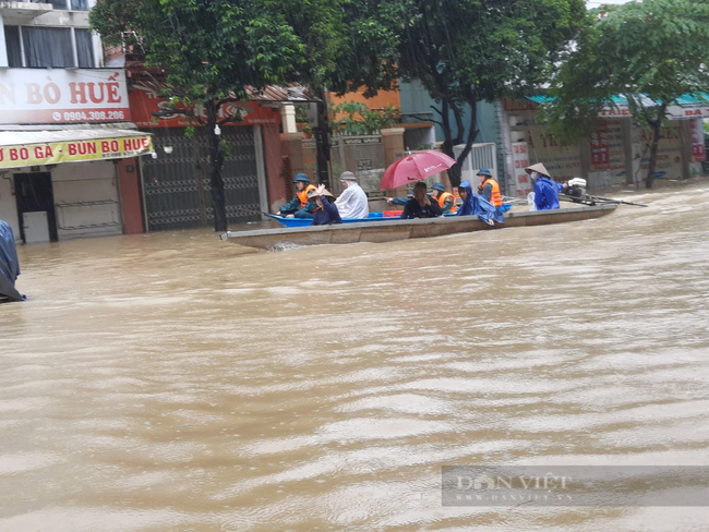 Chùm ảnh: Loạt xe ô tô ở Huế bị ngập lũ, dân đi thuyền trên phố - Ảnh 1.