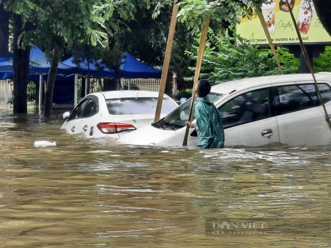 Chùm ảnh: Loạt xe ô tô ở Huế bị ngập lũ, dân đi thuyền trên phố - Ảnh 2.