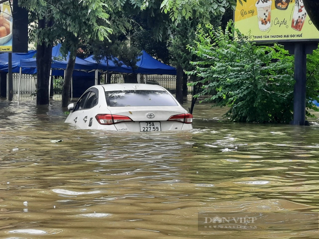 Chùm ảnh: Loạt xe ô tô ở Huế bị ngập lũ, dân đi thuyền trên phố - Ảnh 5.