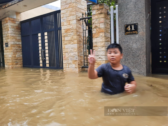 Chùm ảnh: Loạt xe ô tô ở Huế bị ngập lũ, dân đi thuyền trên phố - Ảnh 14.