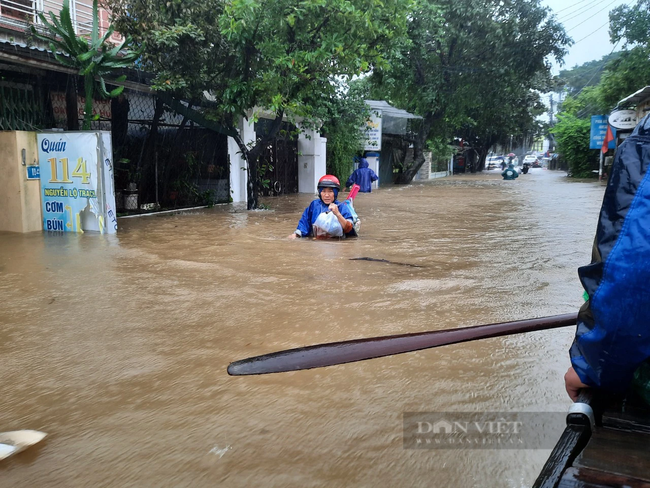 Chùm ảnh: Loạt xe ô tô ở Huế bị ngập lũ, dân đi thuyền trên phố - Ảnh 16.