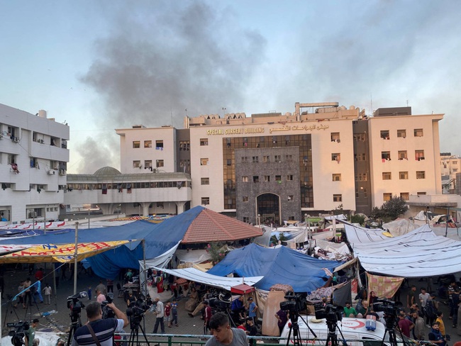 Quân đội Israel cho nổ tùng tầng hầm Bệnh viện Shifa ở Gaza - Ảnh 1.