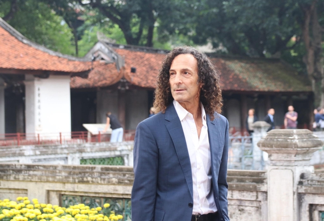 Kenny G gây ngỡ ngàng khi bất ngờ xuất hiện tại Văn Miếu, thổi kèn bên bia Tiến sĩ - Ảnh 1.