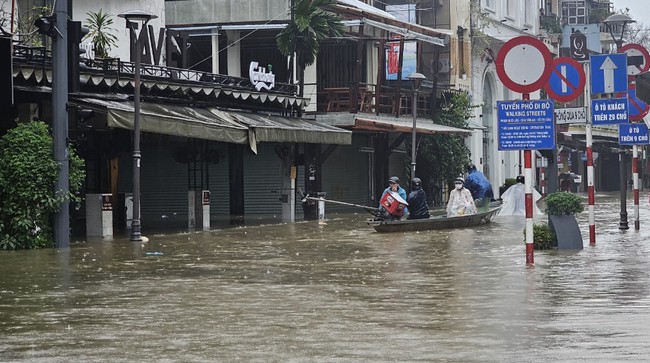  Mưa xối xả kéo dài, đường phố Huế chìm sâu trong lũ  - Ảnh 2.