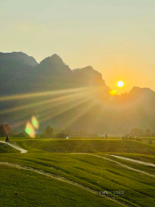 Cách Hà Nội 2 tiếng di chuyển, có một thảo nguyên rộng lớn, du khách đến là mê, chẳng muốn về! - Ảnh 1.