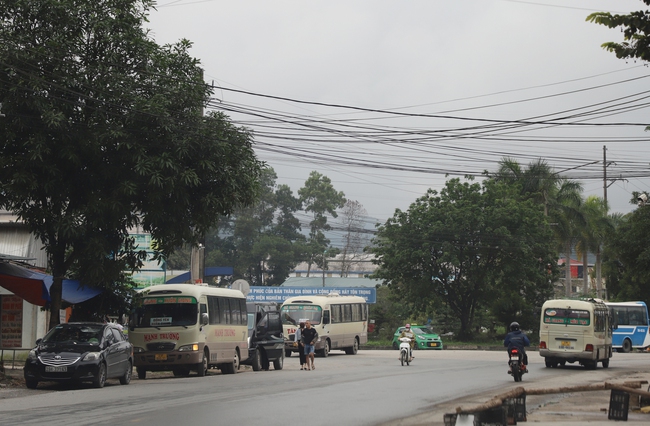 Nhức nhối thực trạng xe dù, bến cóc hoành hành trước cổng bến xe khách Hà Giang - Ảnh 5.