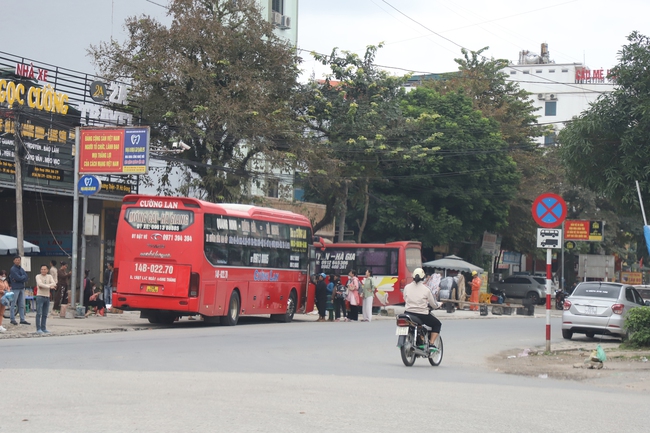 Nhức nhối thực trạng xe dù, bến cóc hoành hành trước cổng bến xe khách Hà Giang - Ảnh 1.
