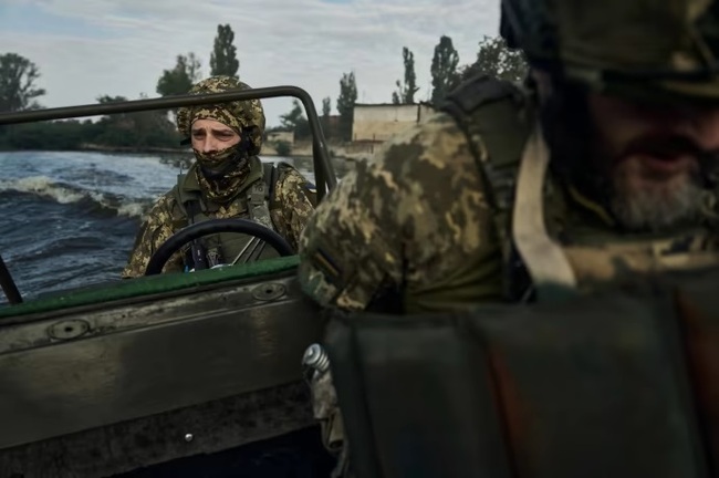 Ông Zelensky tung ảnh binh sĩ Ukraine đột kích vào bờ đông Kherson, khiến Nga 'ngồi trên đống lửa' - Ảnh 5.