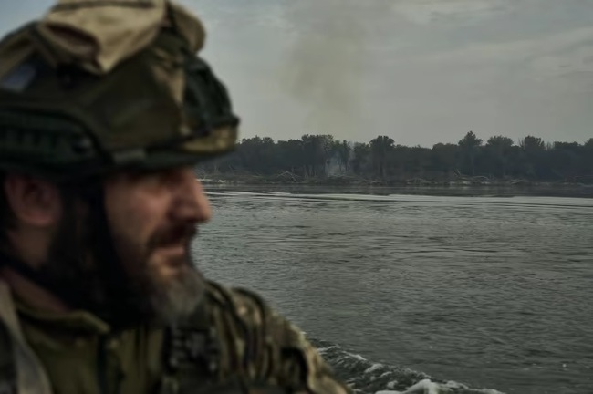 Ông Zelensky tung ảnh binh sĩ Ukraine đột kích vào bờ đông Kherson, khiến Nga 'ngồi trên đống lửa' - Ảnh 7.