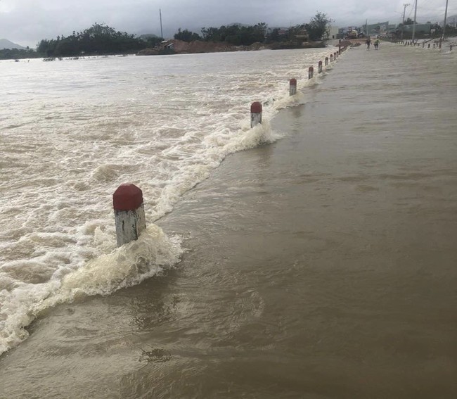 Nước lũ tại Bình Định đang lên, nhiều điểm sạt lở xuất hiện ở miền núi - Ảnh 3.
