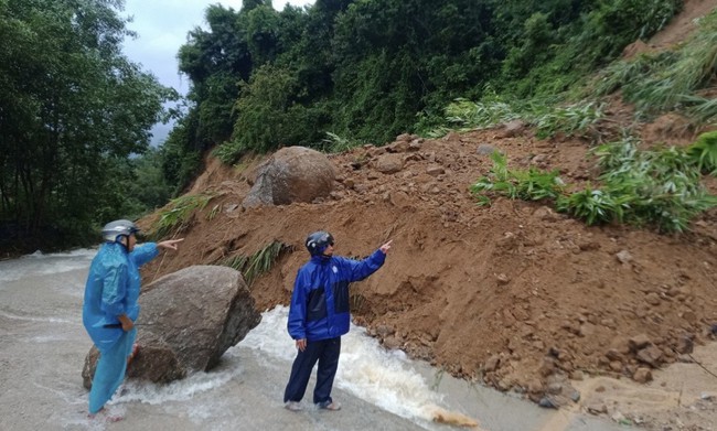 Nước lũ tại Bình Định đang lên, nhiều điểm sạt lở xuất hiện ở miền núi - Ảnh 1.
