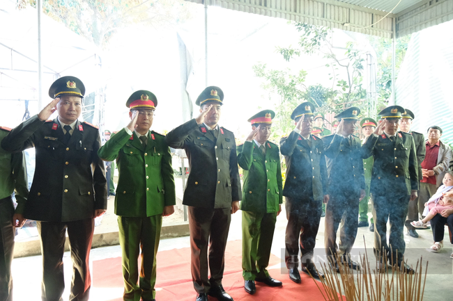 Truy tặng Huy hiệu “Tuổi trẻ dũng cảm” cho Đại úy Trần Trung Hiếu - Ảnh 2.