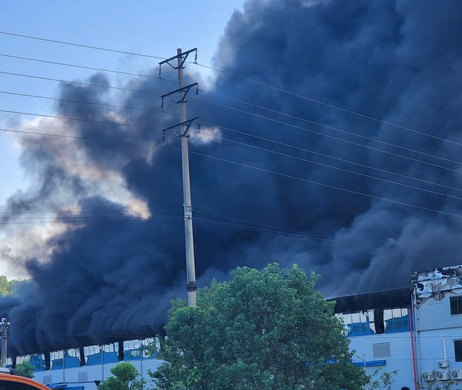Nghệ An: Cháy lớn tại ở khu công nghiệp Nam Cấm, khói đen ngùn ngụt bốc lên - Ảnh 1.