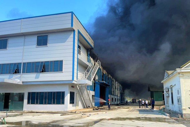 Nghệ An: Cháy lớn tại ở khu công nghiệp Nam Cấm, khói đen ngùn ngụt bốc lên - Ảnh 2.