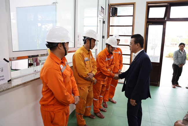 Điện lực Thừa Thiên Huế hoàn thành khôi phục lưới điện sau mưa lũ - Ảnh 8.