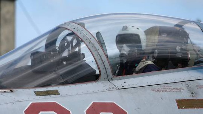 Phi công quân sự hàng đầu Ukraine đào tẩu sang Nga - Ảnh 1.