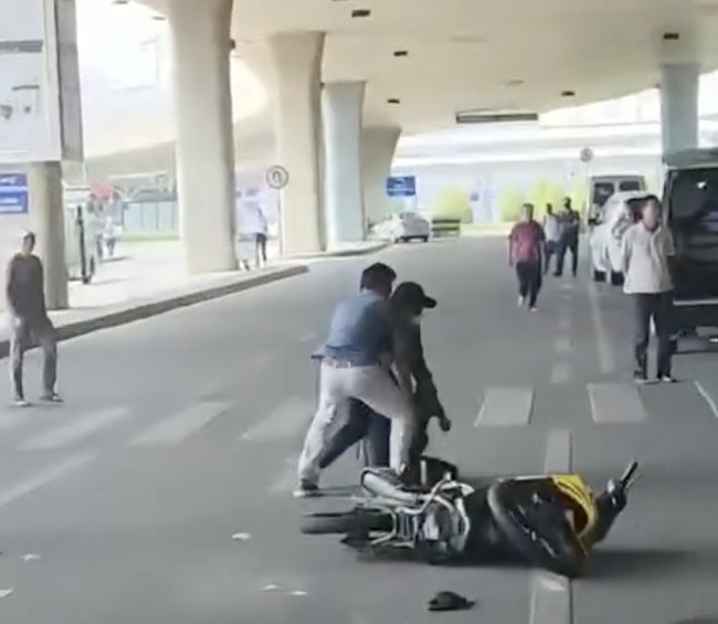 2 thanh niên lái xe máy &quot;thông chốt&quot; an ninh, gây náo loạn sân bay Tân Sơn Nhất - Ảnh 1.
